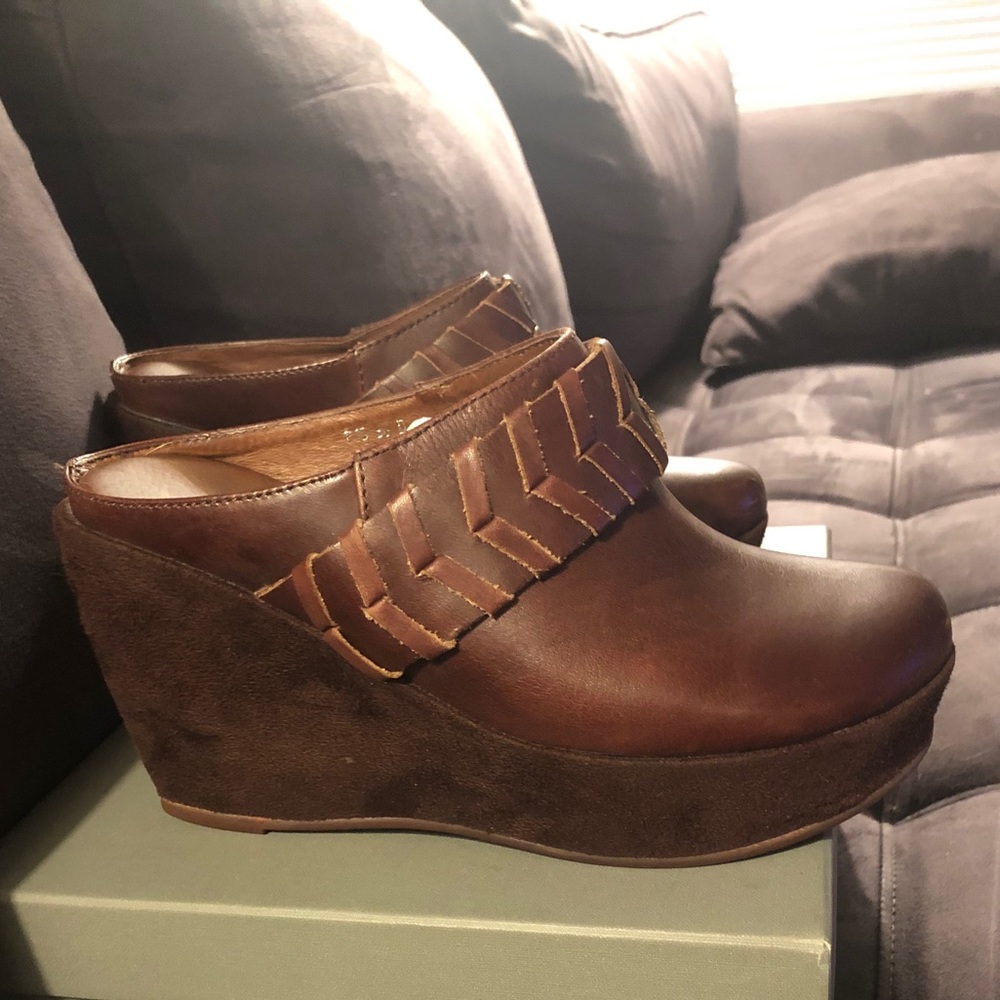 Clogs size 5.5, fits 6